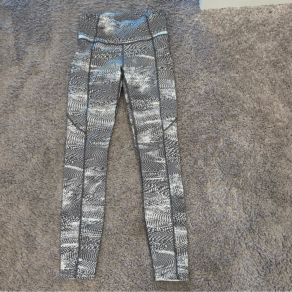 Lululemon Size 4 Leggings. Excellent Condition!